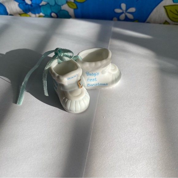 Vintage Precious Moments Babys First Christmas baby booties Christmas ornament - Picture 2 of 5